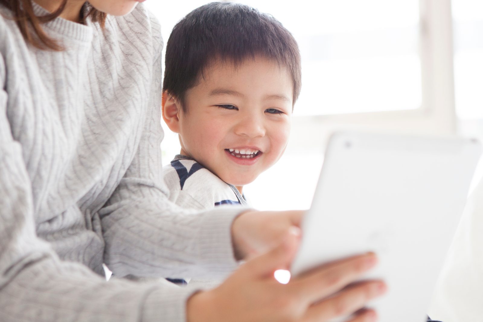 ARどうぶつえんを体験する子ども